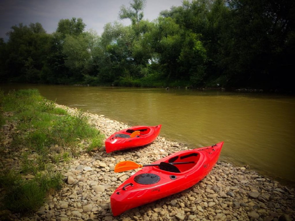 Kayaks-sur-le-bord-de-la-riviere-Lapus